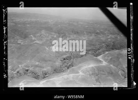 Luft Ansichten von Palästina. Air Route nach dem alten Jerusalem - Jericho Straße. Schlucht des Krith und St. George's Kloster. Straße nach Jericho im Vordergrund Stockfoto