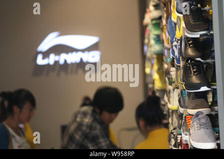 ------ Kunden kaufen Sport Schuhe in Li-Ning sportswear Store in Qingdao Stadt, East China Provinz Shandong, 15. September 2012. Aktien von Sport Stockfoto