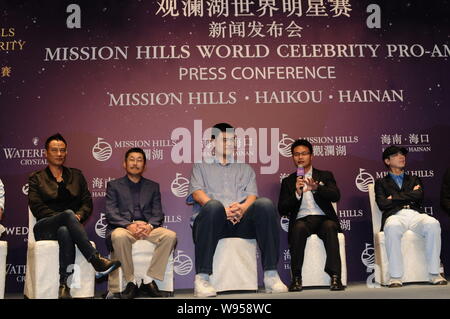 (Von links) Hong Kong Darsteller Simon Yam, der chinesische Regisseur He Ping, pensionierter Chinesischen Basketball Superstar Yao Ming, und Chinesischen top Regisseur Feng Xiaogang Stockfoto