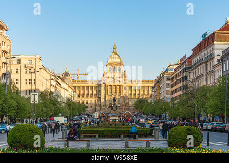 Atmosphäre rund um den Wenzelsplatz um mit Menschen und Autos, und Hintergrund der Nationalen Museum und Denkmal. Stockfoto