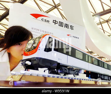 ---- Ein Besucher schaut auf ein Modell U-Bahn am Stand von CSR (China Süd Lokomotive und des rollenden Materials Corporation Limited) während einer Ausstellung Stockfoto