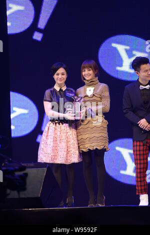 Hong Kong Schauspielerinnen und Sängerinnen Charlene Choi (rechts), Gillian Chung (links) des Pop girl group Zwillinge zeigen ihre Auszeichnungen bei den Yahoo Popularität Awar Stockfoto