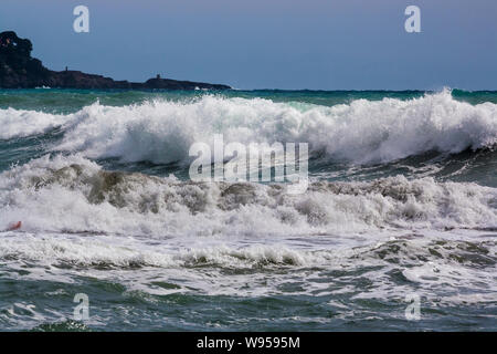 Stürmische Wellen auf das Ligurische Meer in Italien. Stockfoto