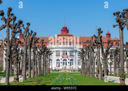 Außenbereich sonnige abnehmenden Blick in Garten und Gehweg vor Elizabeth's Wellness im Kurort, Böhmen Region in Karlsbad. Stockfoto