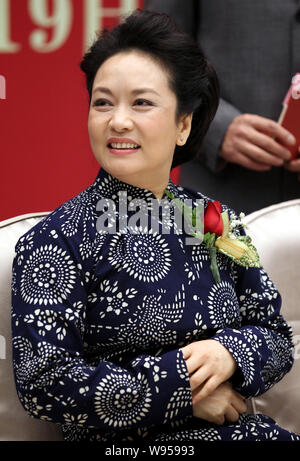 Chinesische Sopran Peng Liyuan, Frau des chinesischen Vizepräsidenten Xi Jinping, besucht eine Zeremonie für die ersten China Arts Awards in Peking, China, 19. Dezem Stockfoto