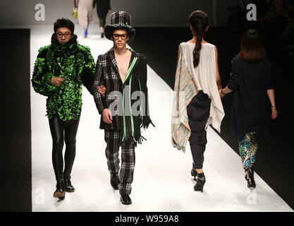 Modelle zeigen die neuen Kreationen von Studenten vom Raffles Design Institut für Donghua Universität auf einer Modenschau während der Shanghai Fashion Week Au Stockfoto