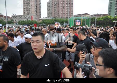 NBA-Star der Miami Heat LeBron James (C in Gläsern) wird dargestellt, während seiner Reise nach China in Shanghai, China, 23. August 2012. Stockfoto