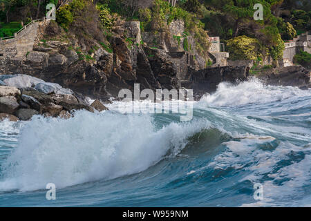 Stürmische Wellen auf das Ligurische Meer in Italien. Stockfoto