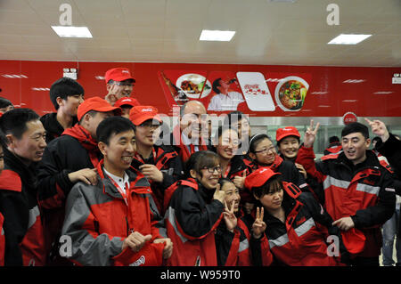 Muhtar Kent, Mitte, Vorsitzender und CEO von The Coca-Cola Company, Haltungen mit chinesischen Mitarbeiter bei der Eröffnung des Coca-Cola Yingkou Werk i Stockfoto