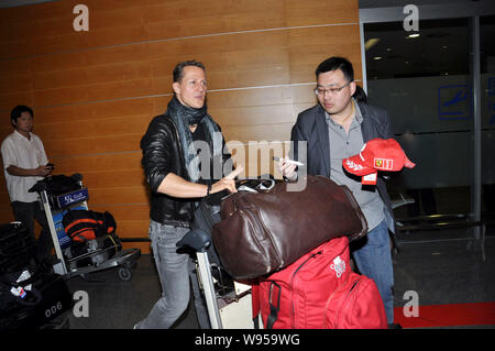 Die deutschen F1 Fahrer Michael Schumacher der Mercedes Team kommt am internationalen Flughafen Pudong in Shanghai, China, 11. April 2012. Die Formel Stockfoto