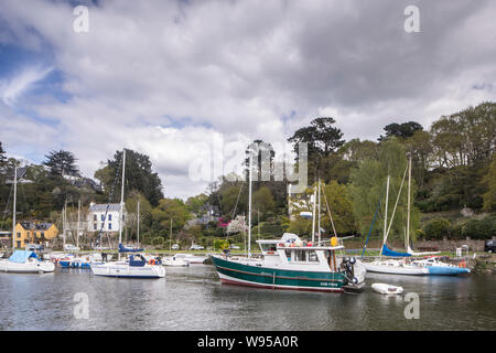 Boote auf dem Fluss Aven, Pont Aven, Bretagne, Frankreich. Stockfoto