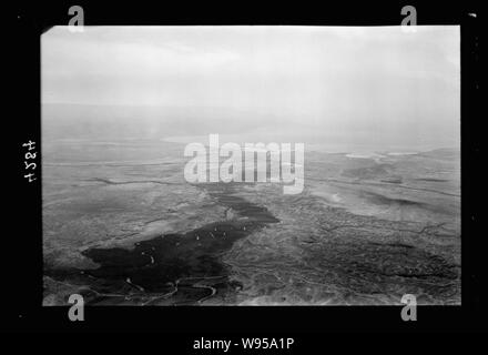 Luft Ansichten von Palästina. Flying South über den Jordan Rift. Jordan. Eine allgemeine Ansicht Blick von oberhalb der Allenby Brücke, dem Toten Meer in der Ferne zu sehen Stockfoto