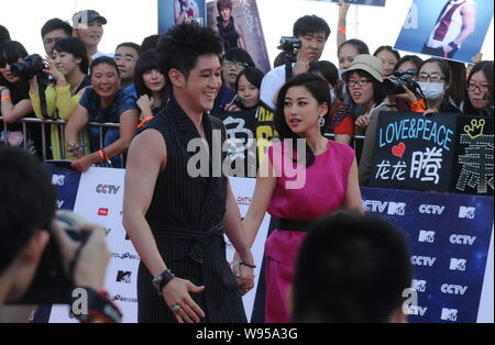 Chinesische Schauspielerin Zhu Zhu, rechts, Freundin von Juventus FC Eigentümer Lapo Elkann und Taiwanesische TV host Andy Chen kommen für die 11 CCTV-MTV Music Award Stockfoto