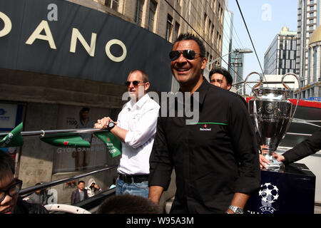 Ehemalige niederländische Fußball-Stars Ruud Gullit, rechts, und Ronald de Boer stellen neben der UEFA Champions League Trophy auf einem Bus während der UEFA Champions Leag Stockfoto