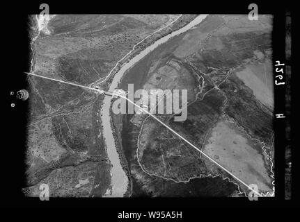 Luft Ansichten von Palästina. Flying South über den Jordan Rift. Jordan Brücke von Scheich Hussein. Überquerung des Beisan-Irbid Straße Stockfoto