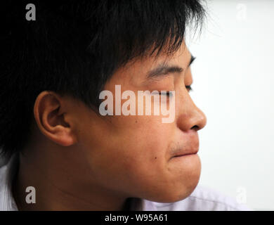 ---- Zhou Chong, eine junge Wanderarbeitnehmer, die ein Kind von einem 20-Meter fallen gespeichert wird, dargestellt in Guangzhou City, South China Guangdong Provinz, 1. Stockfoto