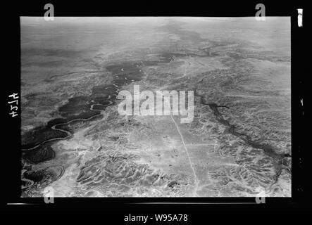 Luft Ansichten von Palästina. Flying South über den Jordan Rift. Jordan. Eine allgemeine Ansicht. Übersicht kalkhaltigen kahlen Ausläufer. Blick nach Süden Stockfoto
