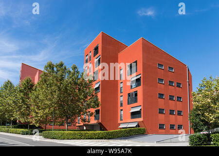 Mehrstöckige Wohngebäude in Sezana, Slowenien Stockfoto