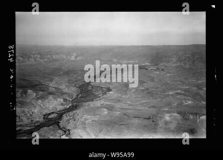 Luft Ansichten von Palästina. Flying South über den Jordan Rift. Der jabbok Tal. Blick nach Osten, bis Stream Stockfoto
