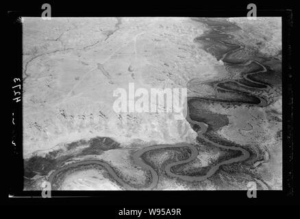 Luft Ansichten von Palästina. Flying South über den Jordan Rift. Jordan's gewundenen Kanal. Engere Sicht mit Grünpflanzen entlang Water's Edge Stockfoto