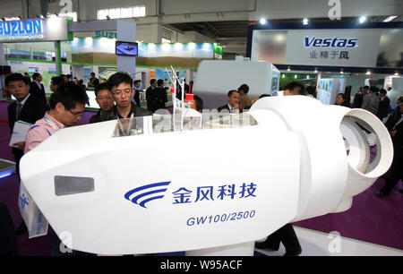 ---- Besucher betrachten ein Modell des Goldwind GW100/2500 Windenergieanlage während der China Wind Power 2011 in Beijing, China, 19. Oktober 2011. Zwei Ch Stockfoto