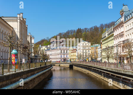 Blick über Fluss Tepla und Mühlenkolonnade, der größten Renaissance Kolonnade in der Stadt, direkt am Flussufer mit voller Touristen zu Promenade. Stockfoto