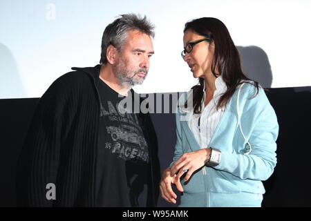 Der französische Regisseur Luc Besson und Hongkong Malaysia chinesische Schauspielerin Michelle Yeoh Choo-Kheng abgebildet sind während einer Pressekonferenz für die Stockfoto