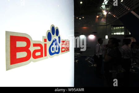 ---- Leute besuchen Sie den Stand von Baidu während einer Messe in Fuzhou city, südost China Fujian Provinz, 18. Mai 2011. China dominierende Suchmaschine Stockfoto