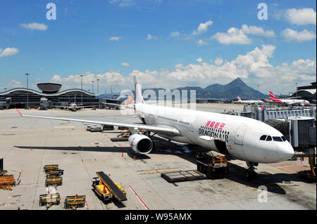 ---- Düsenflugzeuge von Dragonair und andere Fluggesellschaften sind an der Hong Kong International Airport, auch als Flughafen Chek Lap Kok, Hong Ko Stockfoto