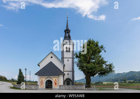 Kirche St. Johannes der Täufer (Cerkev Sv. Janeza Krstnika) in Suha in der Nähe von Skofja Loka, Slowenien Stockfoto