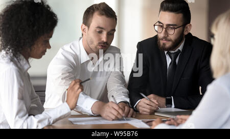Diverse Mitarbeiter, die am Projekt, Diskussion von Strategie Stockfoto