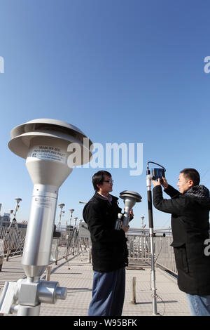 Chinesische Umweltüberwachung Arbeiter Gerät installieren zu PM2,5 (Feinstaub bis 2,5 Mikrometer im Durchmesser) auf einer Überwachungsstation erkennen Stockfoto