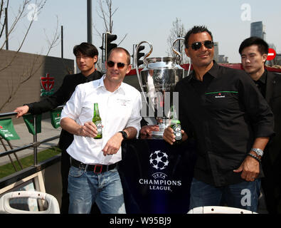 Ehemalige niederländische Fußball-Stars Ruud Gullit, rechts, und Ronald de Boer pose mit der UEFA Champions League Trophy auf einem Bus durch den Bund während der UE Stockfoto