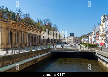 Blick über Fluss Tepla und Mühlenkolonnade, der größten Renaissance Kolonnade in der Stadt, direkt am Flussufer mit voller Touristen zu Promenade. Stockfoto