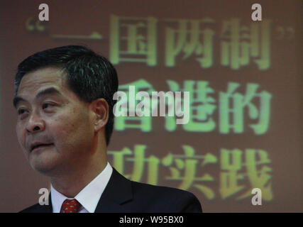 ---- Leung Chun-ying, Kandidat in der 2012 Hong Kong Chief Executive Wahl, gibt eine Rede in Jinan, Provinz Shandong, China, 15. Oktober Stockfoto