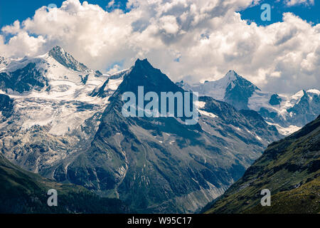 Spektakuläre Aussicht auf hohen schneebedeckten Gipfel der Walliser Alpen (Ober Gabelhorn, Besso, zinalrothorn) von sorebois im Sommer gesehen. Zinal, Val d'Annivie Stockfoto