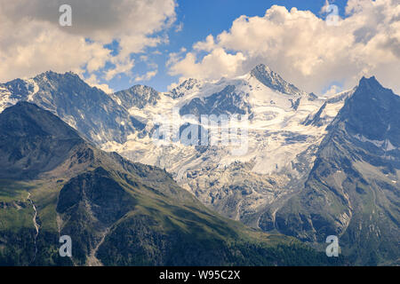 Spektakuläre Aussicht auf hohen schneebedeckten Gipfel der Walliser Alpen (Besso, zinalrothorn) von sorebois im Sommer gesehen. Zinal, Val d'Anniviers, Wallis, Schweiz Stockfoto