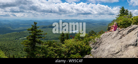 Eine Frau entspannt sich auf einem Felsvorsprung in der Nähe der Oberseite der Grandfather Mountain in North Carolina, in der Nähe von Blowing Rock, Boone, Beech Mountain Stockfoto