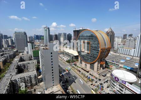 ---- Blick auf die fangyuan Mansion, rechts oder der Fang Yuan Mansion und andere Hochhäuser in Shenyang City, im Nordosten China Liaoning provi Stockfoto