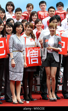 Taiwanesische Sängerin Jolin Tsai wird dargestellt, während einer fördernden Tätigkeit in Taipei, Taiwan, 16. Mai 2012. Stockfoto