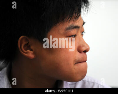 ---- Zhou Chong, eine junge Wanderarbeitnehmer, die ein Kind von einem 20-Meter fallen gespeichert wird, dargestellt in Guangzhou City, South China Guangdong Provinz, 1. Stockfoto