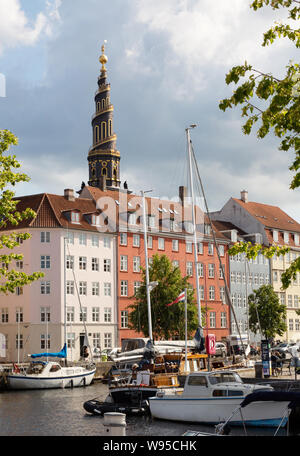 Christianshavn Kopenhagen Dänemark - ein Blick auf die Boote auf dem Kanal, der Gebäude und der Kirche unseres Erlösers, das Stadtzentrum von Kopenhagen, Dänemark Europa Stockfoto