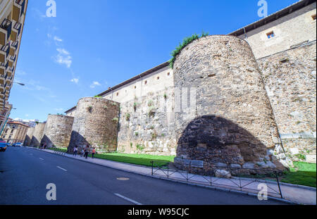 Leon, Spanien - 25. Juni 2019: Leon römischen Stadtmauer. Im 1. Jahrhundert v. Chr. erbaut und im 3. und 4. nachchristlichen Jahrhunderten Stockfoto