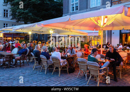 Kopenhagen Restaurant; Menschen Essen im Cafe G Restaurant an einem Sommerabend, Gråbrødretorv, Latin, Kopenhagen, Dänemark, Skandinavien Stockfoto