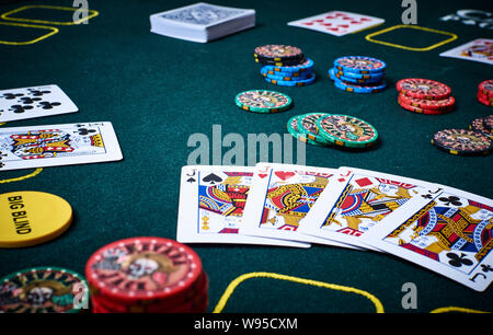 Grüner Pokertisch mit Pokerkarten und Pokerchips Stockfoto