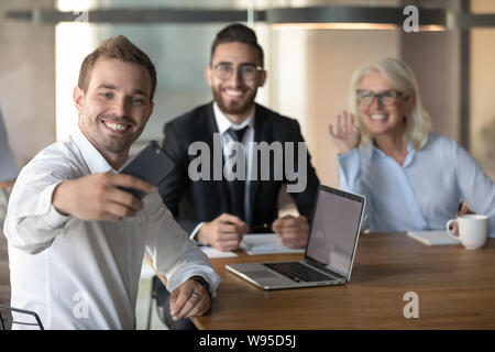 Glücklich lächelnde Kollegen Mitarbeiter unter selfie am Arbeitsplatz Stockfoto