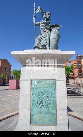 Leon, Spanien - 25. Juni 2019: Alfonso IX, 12. Jahrhundert König von León und Galizien. Denkmal in Santo Martino Square, León, Spanien. Durch Estanisla geformt Stockfoto
