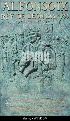 Leon, Spanien - 25. Juni 2019: Alfonso IX, 12. Jahrhundert König von León und Galizien. Denkmal in Santo Martino Square, León, Spanien. Durch Estanisla geformt Stockfoto