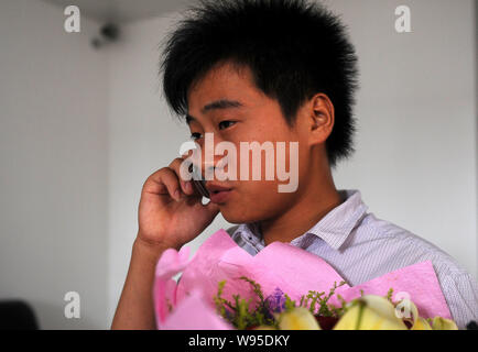 ---- Zhou Chong, eine junge Wanderarbeitnehmer, die ein Kind von einem 20-Meter fallen gespeichert wird, dargestellt in Guangzhou City, South China Guangdong Provinz, 1. Stockfoto