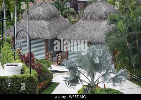 Glas Hütten mit Strohdächern Stockfoto